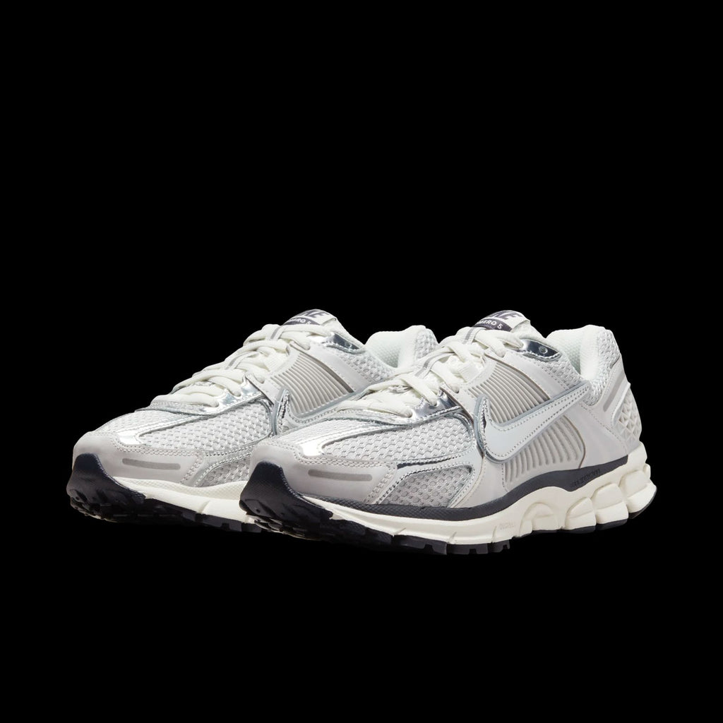 NIKE Zoom Vomero 5 “Metallic Silver
