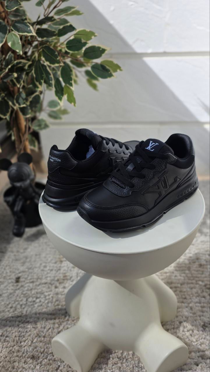 Louis Vuitton Sneaker – All Black Edition