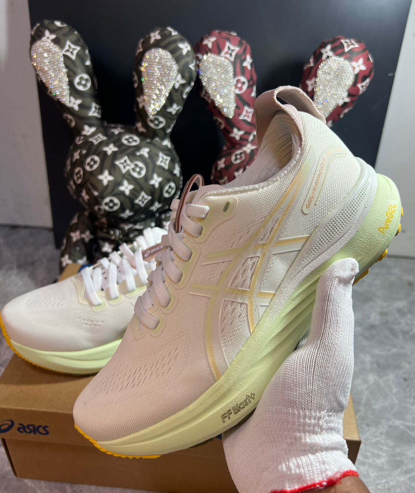 ASICS GEL-KAYANO 32 (White/Muted Sage/Peach)