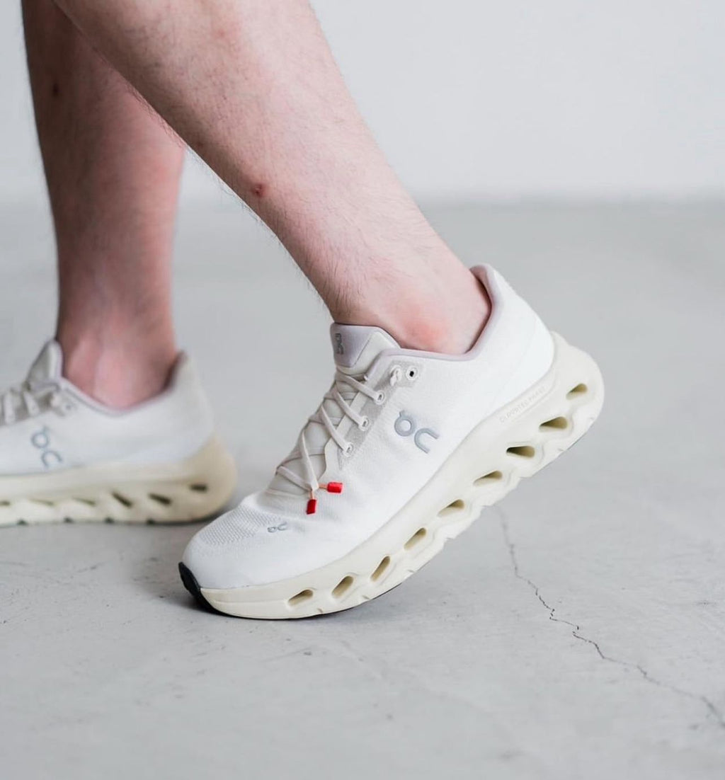 On Cloudsurfer (White/Sand)