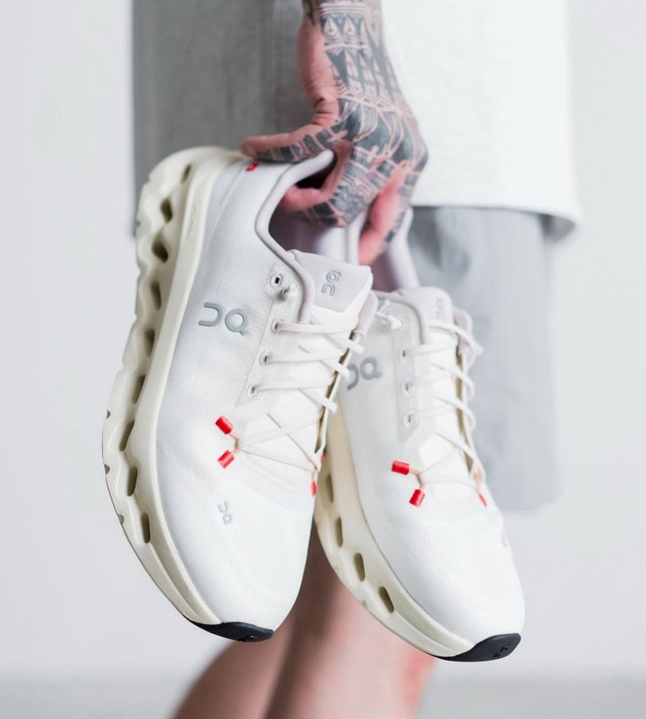 On Cloudsurfer (White/Sand)