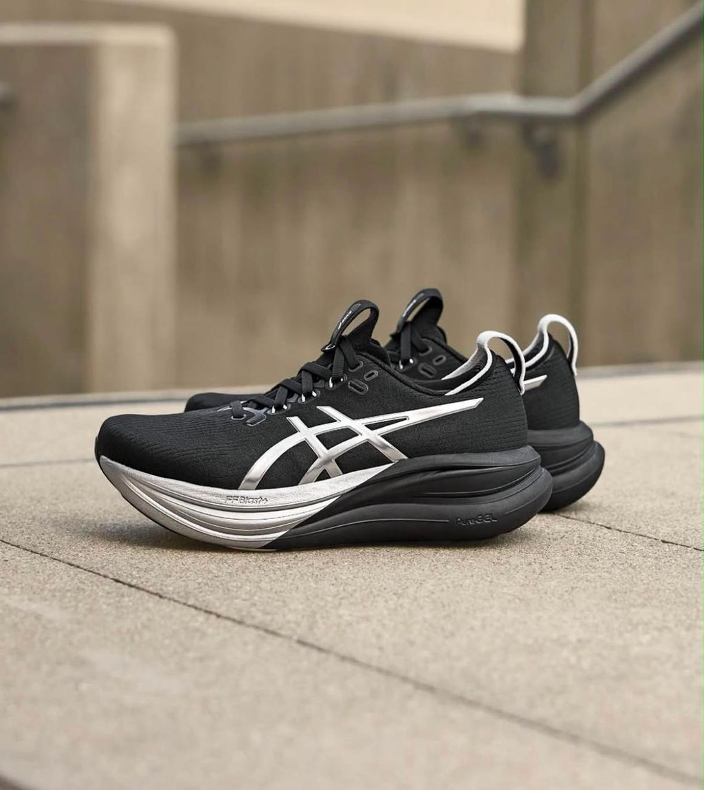 Asics Gel-Nimbus 26 Running Shoe (Black / Pure Silver)