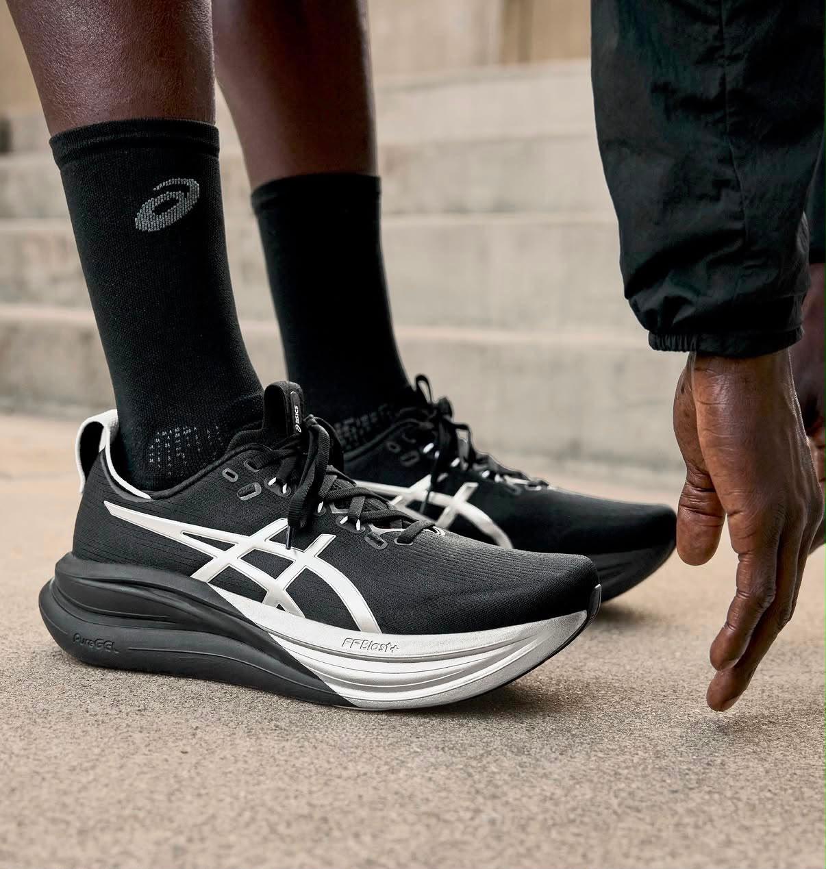Asics Gel-Nimbus 26 Running Shoe (Black / Pure Silver)